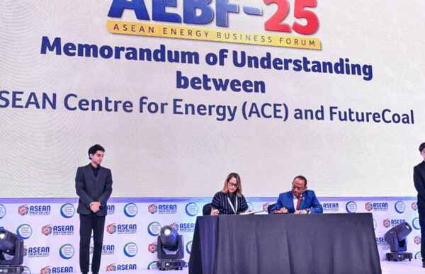 FutureCoal-CEO-Michelle-Manook-signs-a-renewed-Memorandum-of-Understanding-with-Dato-Razib-Dawood-Executive-Director-of-the-ASEAN-Centre-for-Energy-ACE